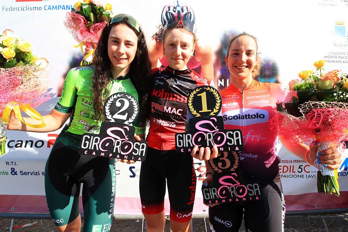 Il podio della seconda prova del Giro della Campania in Rosa (foto F. Ossola)